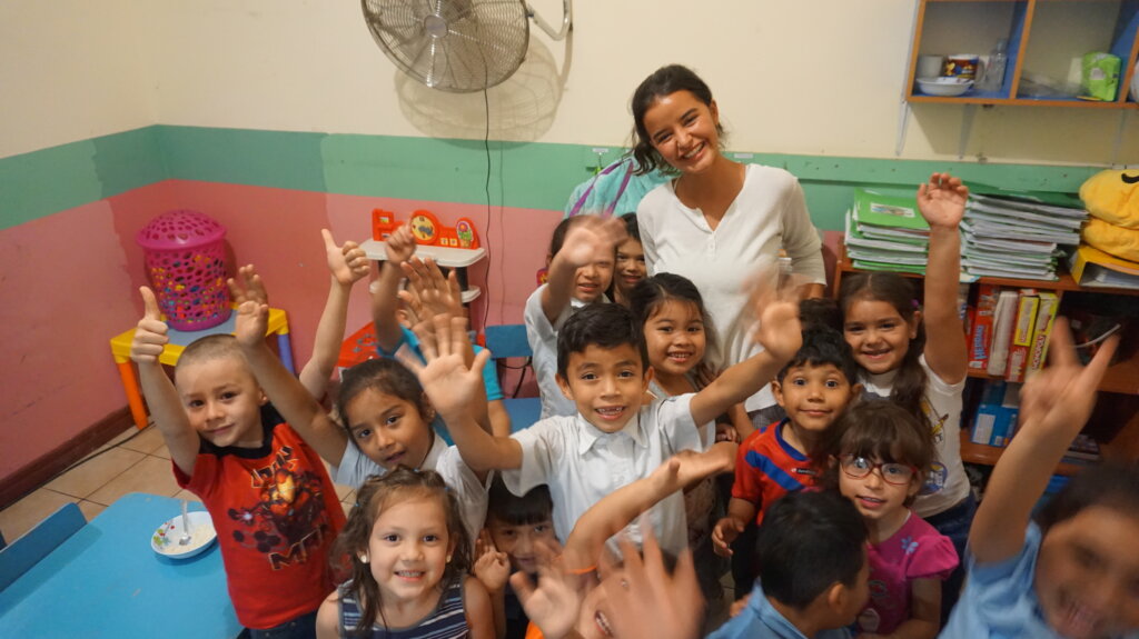 volunteer in Costa rica with children