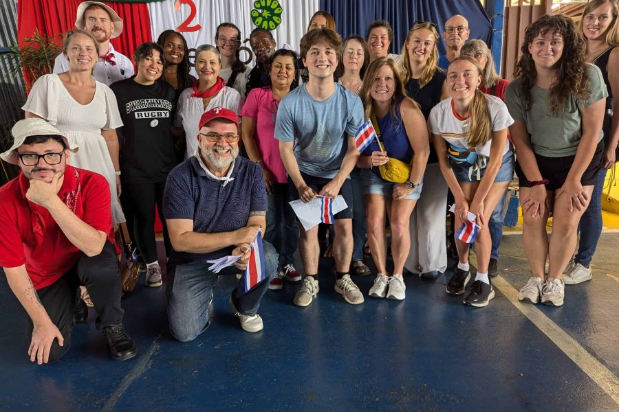 Group of students from diverse backgrounds participating in a tailored Spanish program at Tico Lingo, with classroom learning, cultural immersion, and Costa Rican adventure tours.