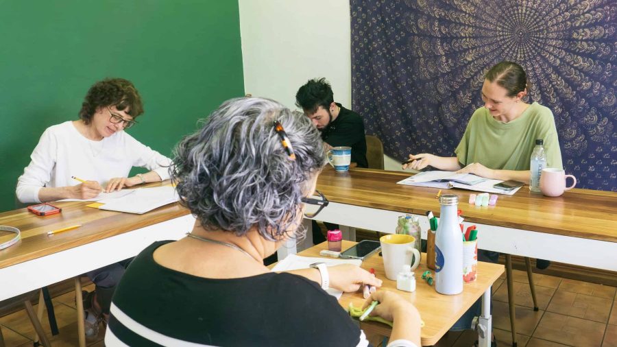 grouppicture-adult-learning-spanish-classroom-teaching-ticolingo-spanish-school-2026