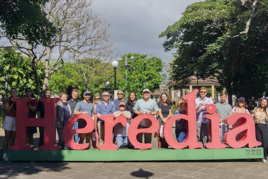 profesores-contact-us-tour-walking-heredia-spanish-teaching-ticolingo-spanish-school-outdoor-session