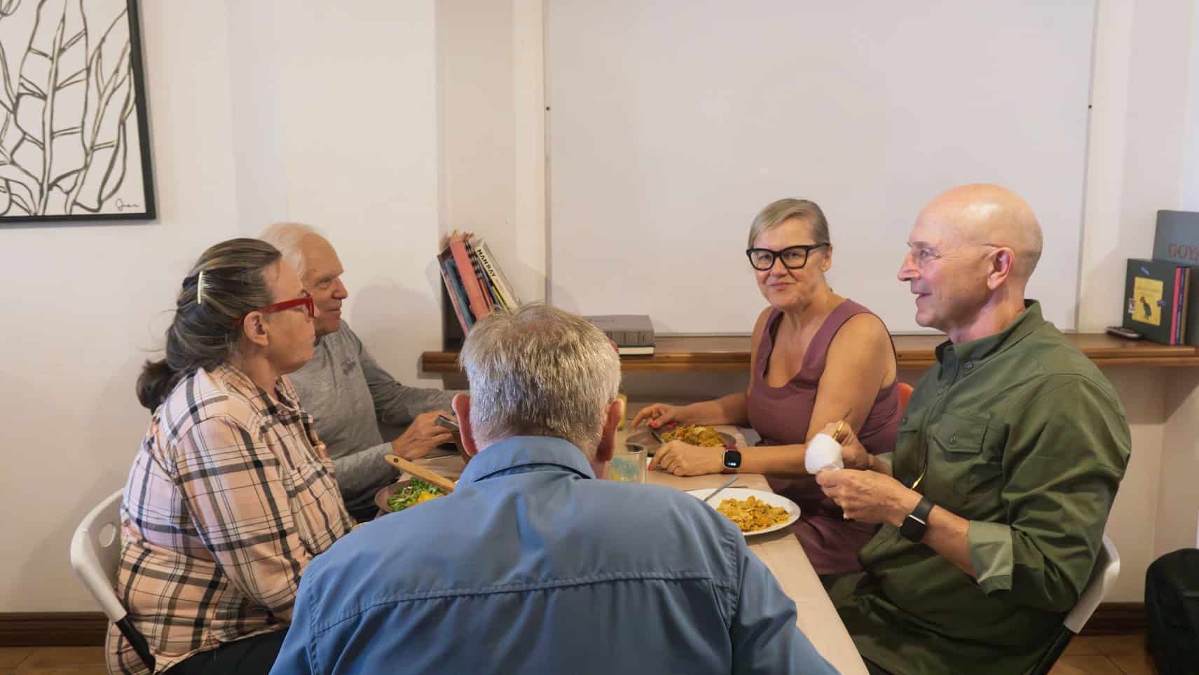 our-students-grouppicture-eating-together-adult-ticolingo-spanish-school-1